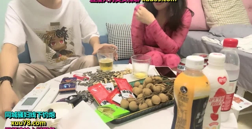 瘦猴先生探花约操良家少妇，喝酒聊天调情，扒掉衣服看肥穴，近距离视角，正入爆操