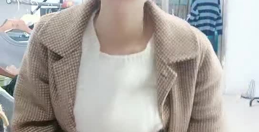 服装店里的美女老板娘，全程露脸跟狼友撩骚，逼里夹着跳弹漏屁股丝袜，揉着骚奶子勾搭狼友，淫声荡语不断